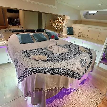 Nuit Sur Yacht Avec Petit Dejeuner
