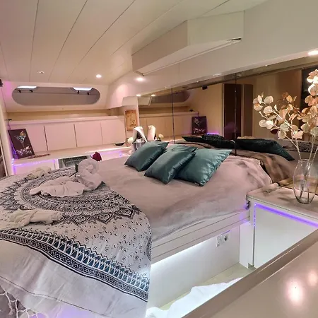 Nuit Sur Yacht Avec Petit Dejeuner ספינת מלון אמפוריבראבה