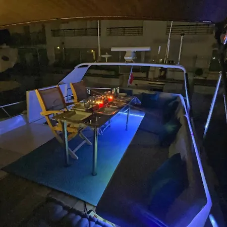 보트호텔 Nuit Sur Yacht Avec Petit Dejeuner