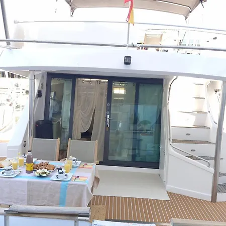 Nuit Sur Yacht Avec Petit Dejeuner *