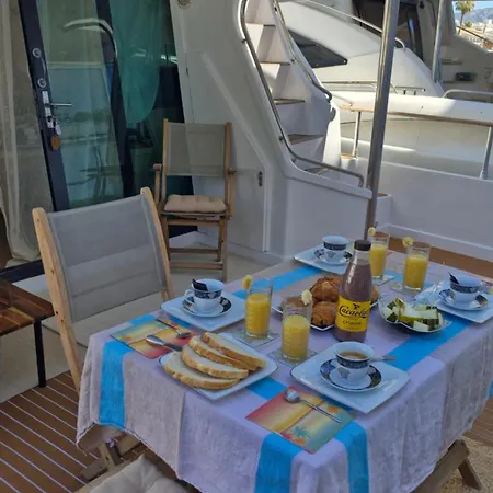 보트호텔 Nuit Sur Yacht Avec Petit Dejeuner 엠푸리아브라바