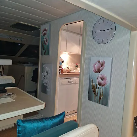 보트호텔 Nuit Sur Yacht Avec Petit Dejeuner 엠푸리아브라바